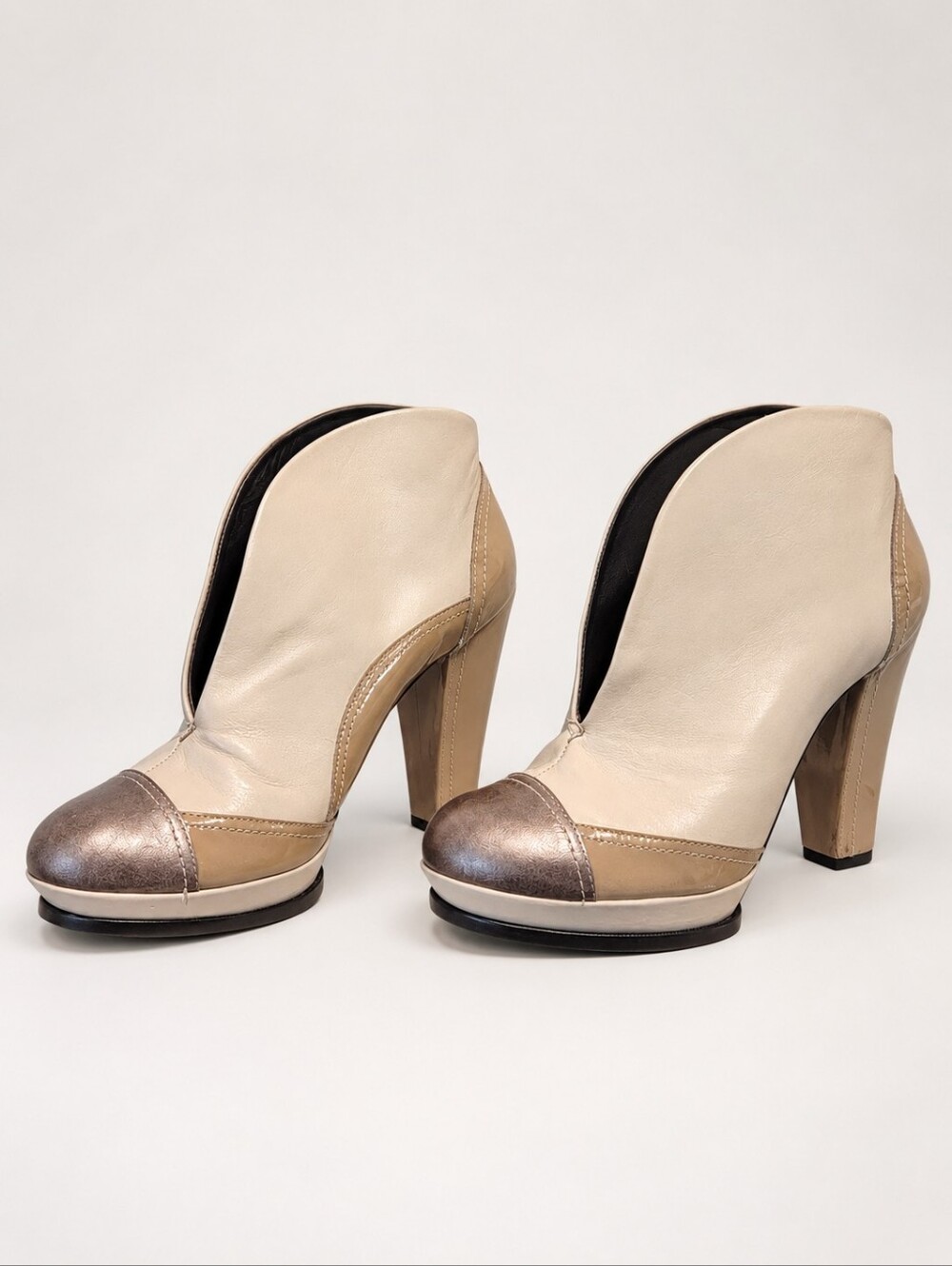 BCBGMAXAZRIA Dafne Leather Heels Size 9 Very Rare Cream Color